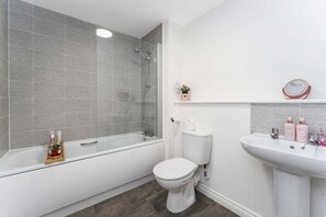 Badewanne, Haartrockner, Handtücher