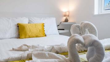 1 bedroom, desk, internet, bed sheets