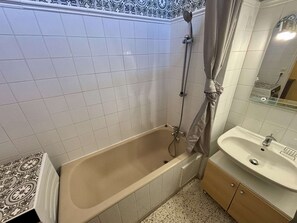 Bathroom - 3-room house, 80m from beach, terrace and A/C (Port-la-Nouvelle)