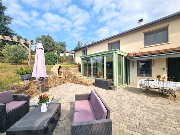 Outdoor dining - Spacious lodging with garden and terrace in Saint-Galmier (Saint-Galmier)