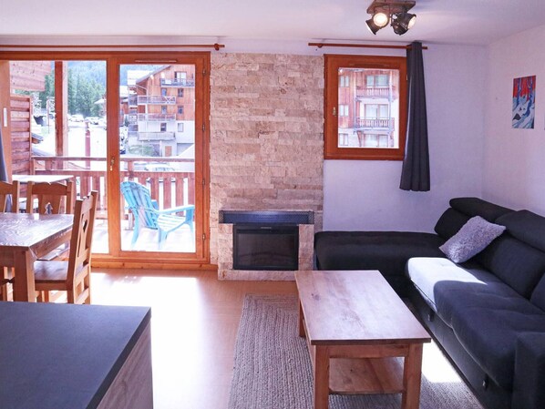 TV - Spacious Duplex for 8 with Balcony, Pool Access, and Ski-In/Ski-Out at Les Orres 1800 (Les Orres)