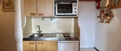 Microondas, horno, placa de cocina, cafetera/tetera