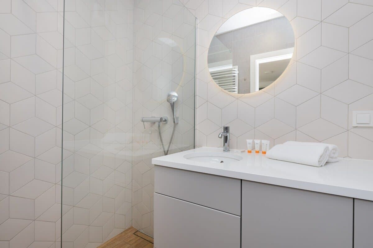 Douche, sèche-cheveux, shampoing