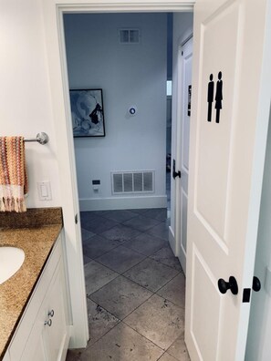 Bathroom - Room in Guest Room - Moose Manor Guest Suite Downtown Houston Num2894 (Houston)