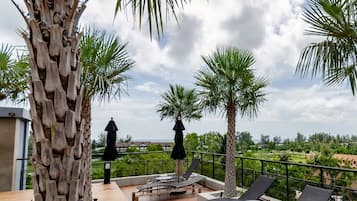 3 outdoor pools, open 8:00 AM to 8:00 PM, sun loungers