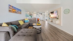 Smart TV, ping pong - New Bathrooms! Modern Spacious Penthouse Oceanview (Kihei)