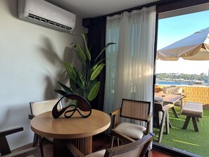 Honeymoon Penthouse | Dining room