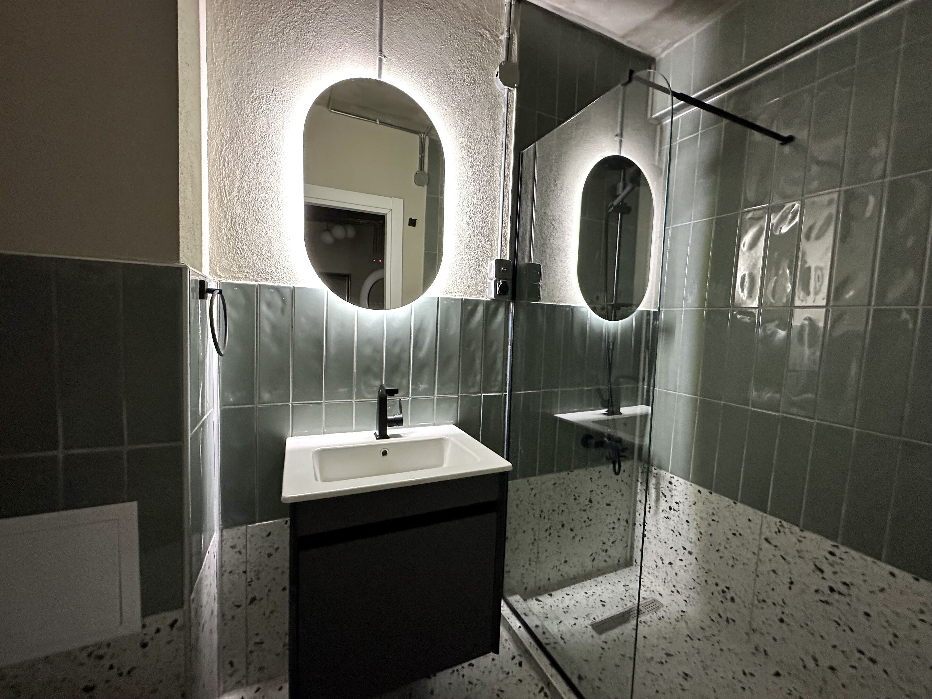 Leilighet – design | Bad | Dusj, regndusjhode, hårføner og tøfler