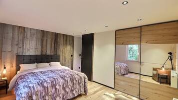 4 bedrooms, iron/ironing board, travel cot, free WiFi