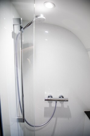 Dusche, Haartrockner, Handtücher, Toilettenpapier