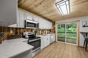 Fridge, microwave, oven, stovetop - Hidden Forest Spa/Sauna/Nature Secluded 93+ acres! Hosted by Relaxtay (Sevierville)