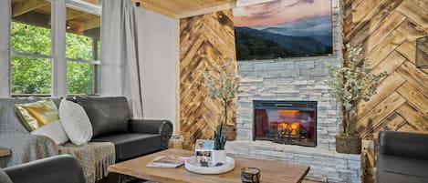 Smart-TV, peis, bøker og kontorer