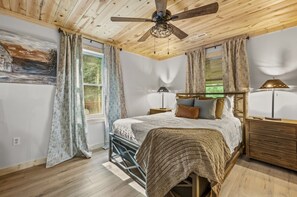 4 Schlafzimmer, Schreibtisch, Bügeleisen/Bügelbrett, Reisekinderbett