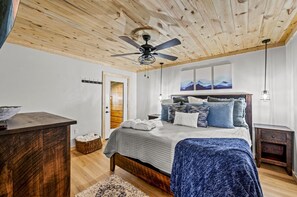 4 bedrooms, desk, iron/ironing board, travel crib