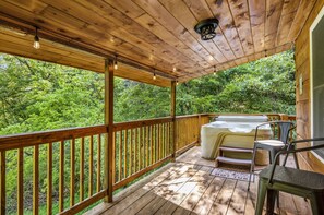 Outdoor spa tub - Hidden Forest Spa/Sauna/Nature Secluded 93+ acres! Hosted by Relaxtay (Sevierville)