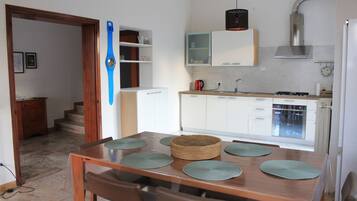 Réfrigérateur, four, plaque de cuisson, lave-vaisselle