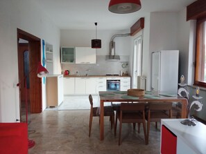 Frigorifero, forno, piano cottura, lavastoviglie