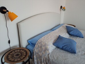 3 عدّة غرف نوم ومكتب وملاءات أسرّة