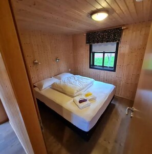 3 室のベッドルーム、旅行用ベビーベッド、WiFi (無料)、ベッドシーツ