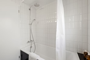 Haartrockner, Handtücher, Seife, Shampoo