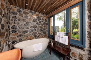 Kamar Double, pemandangan kebun (King) | Kamar mandi | Kombinasi shower/bathtub, bathtub besar, dan pancuran hujan
