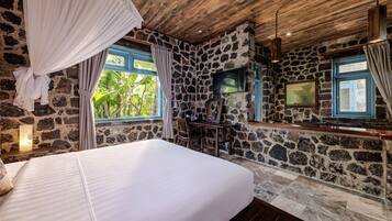 Habitación doble Deluxe, vista al patio | Ropa de cama hipoalergénica, artículos del minibar gratis y escritorio