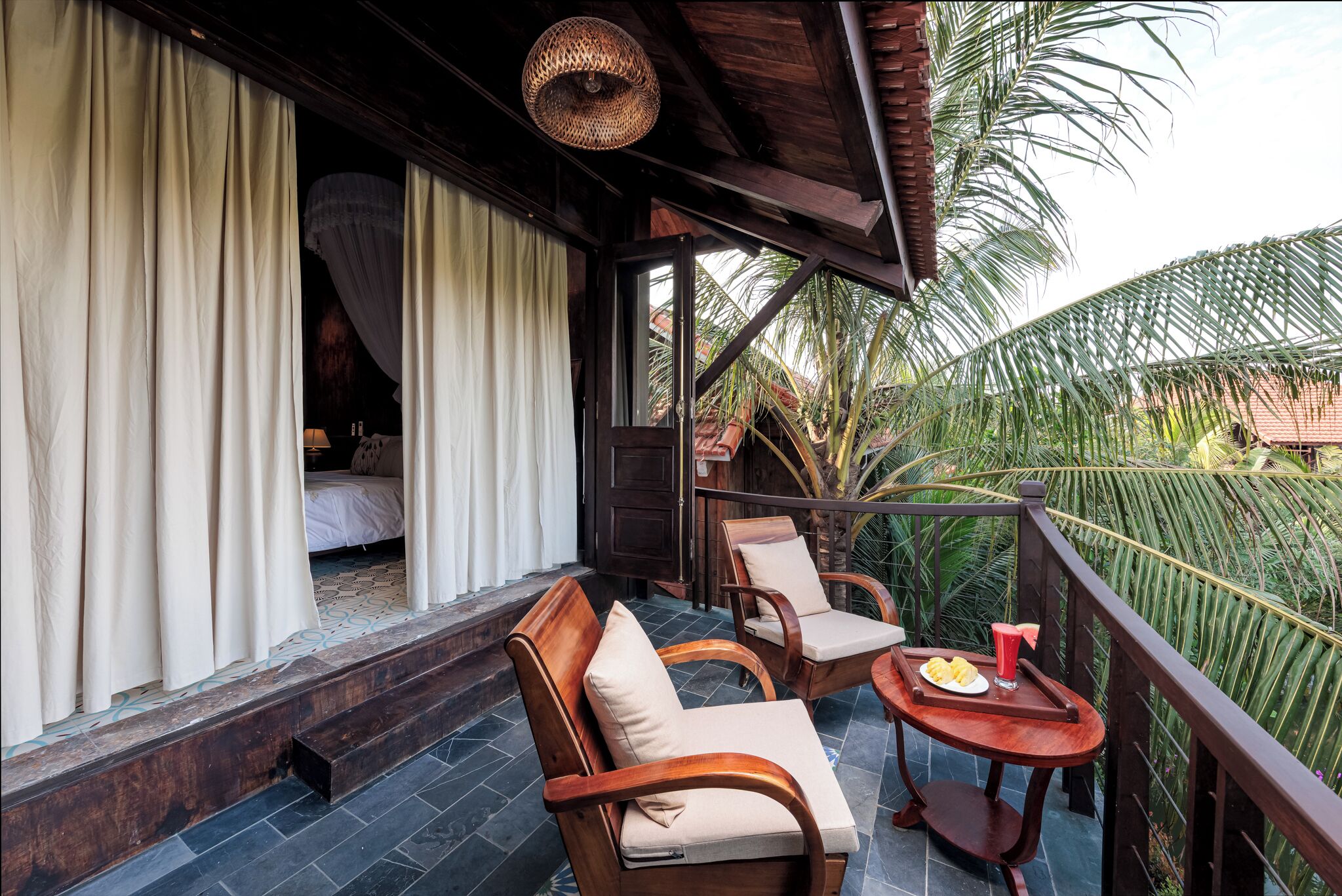 Phòng đôi Deluxe, quang cảnh hồ bơi | Bộ đồ giường kháng dị ứng, minibar với thức ăn, đồ uống miễn phí, bàn 
