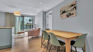 Appartamento Deluxe, 2 camere da letto, angolo cottura, vista città | Area soggiorno | TV 40 pollici con canali satellitari