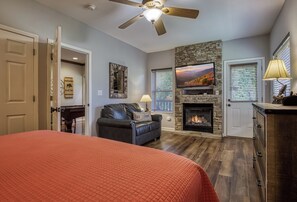 5 bedrooms, desk, iron/ironing board, free WiFi - Greystone, Hot Tub, Game Room, FREE Attraction tickets each paid day, Pool Table (Gatlinburg)