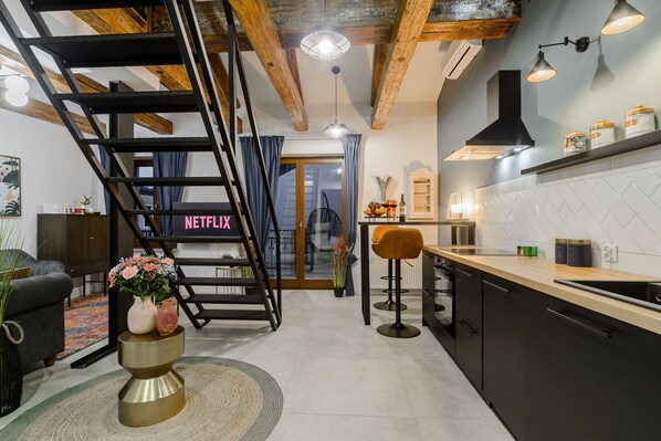 Apartamento Premium | Zona de estar | Televisión LED de 50 pulgadas con canales por cable