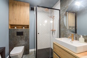 Apartamento premium | Banheiro | Chuveiro, chuveiro com efeito de chuva, secador de cabelo