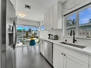 Réfrigérateur, four à micro-ondes, un four, surface de cuisson