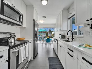 Kjøleskap, mikrobølgeovn, kokeplater og oppvaskmaskin