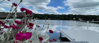 Waterfront Lake house near Gillette Stadium and central to Boston and Providence