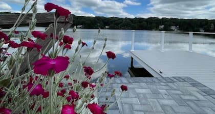 Waterfront Lake house near Gillette Stadium and central to Boston and Providence