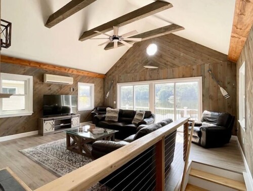 Waterfront Lake house near Gillette Stadium and central to Boston and Providence