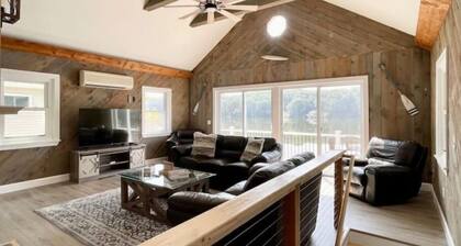 Waterfront Lake house near Gillette Stadium and central to Boston and Providence