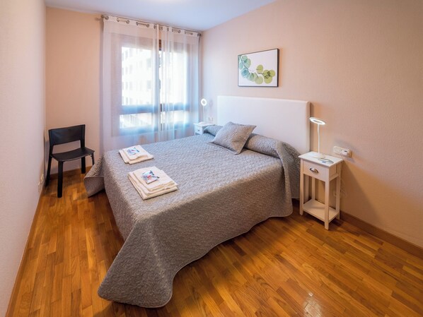 1 slaapkamer, een strijkplank/strijkijzer, gratis wifi, beddengoed