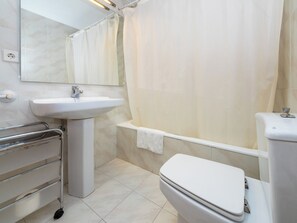 Séchoir à cheveux, bidet, serviettes fournies