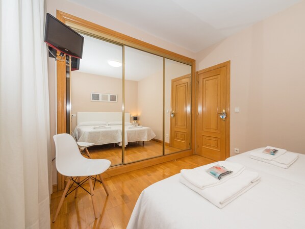 2 chambres, fer et planche à repasser, Wi-Fi gratuit, draps fournis