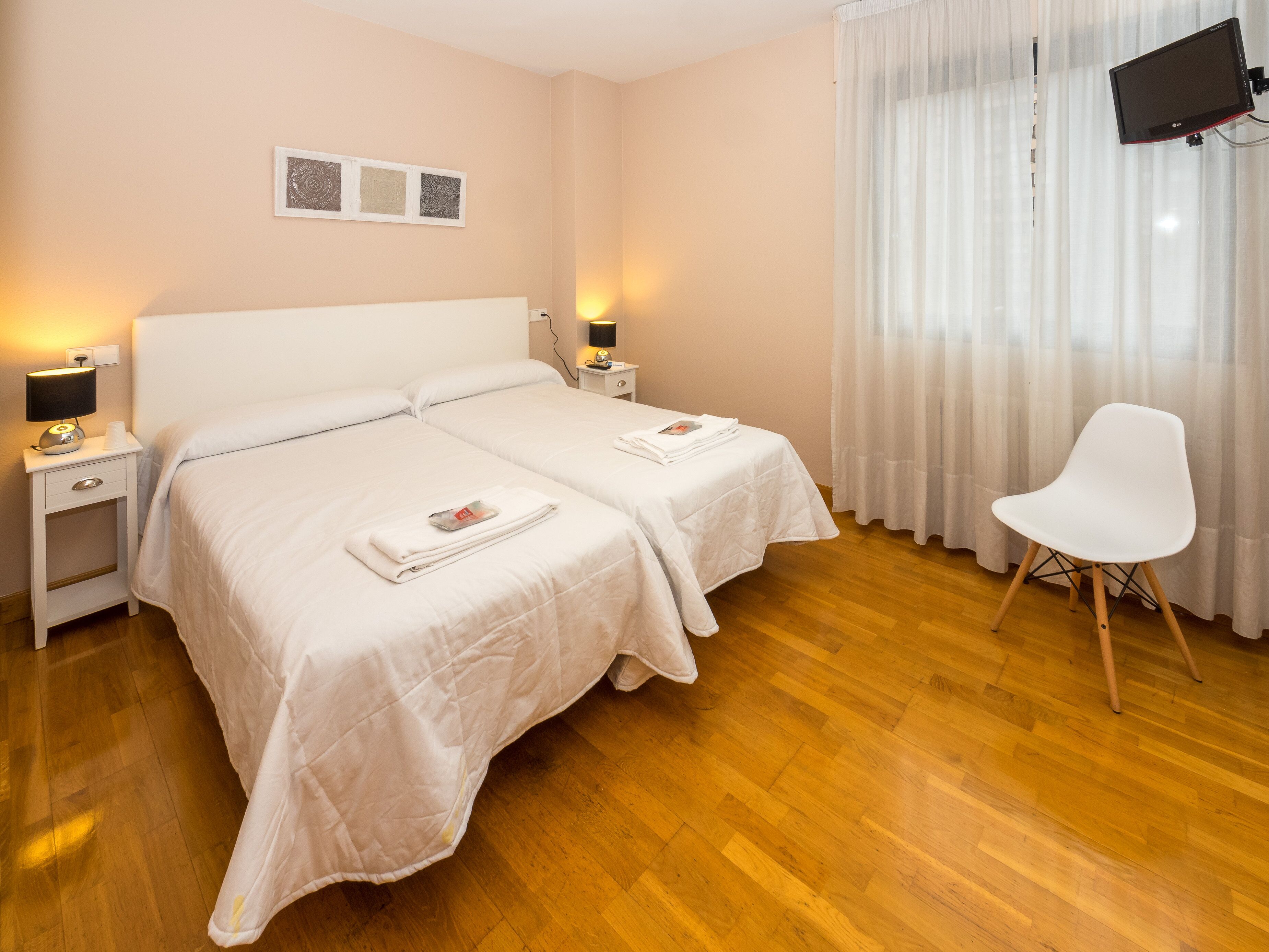 2 slaapkamers, een strijkplank/strijkijzer, gratis wifi, beddengoed