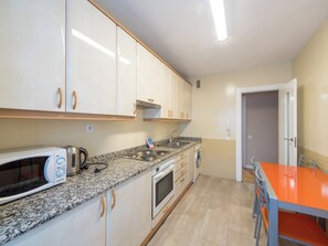 Kühlschrank, Mikrowelle, Ofen, Wasserkocher mit Kaffee-/Teezubehör