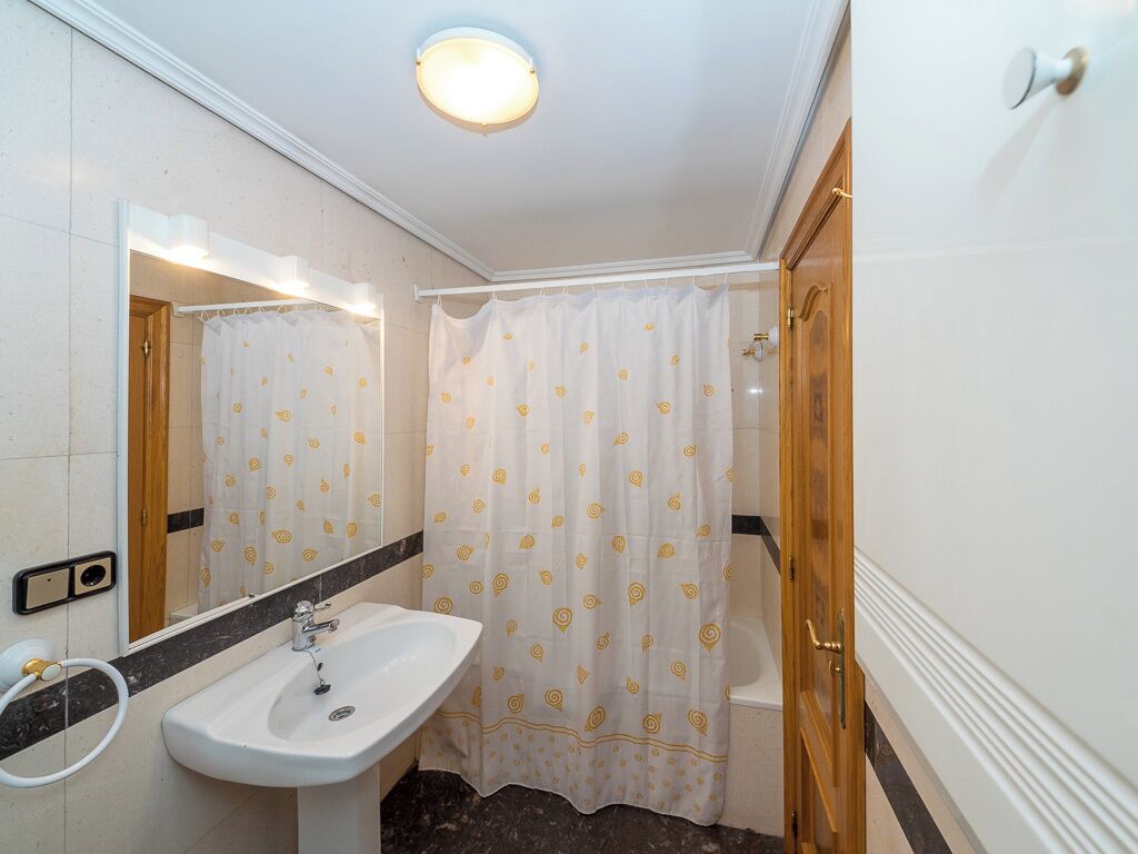 Een haardroger, een bidet, handdoeken