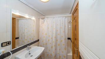 Een haardroger, een bidet, handdoeken
