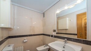 A bathroom with a toilet, bidet, and sink. - Coqueto Apartamento Para 3-4 Personas (Pamplona)