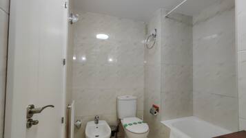 Een haardroger, een bidet, handdoeken