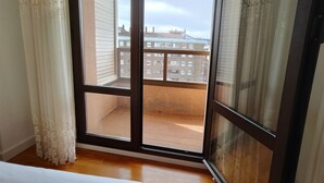 Ein Balkon mit Blick auf Wohnhäuser.