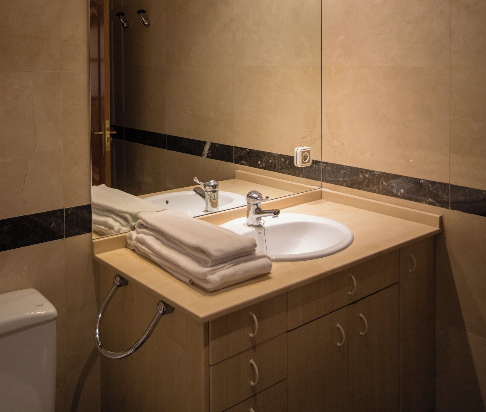 Hårtork, bidé och handdukar