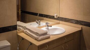 Secador de pelo, bidé y toallas