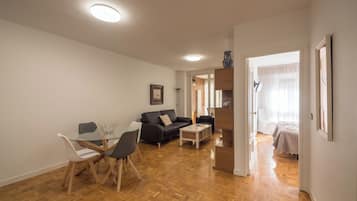 1 habitación, tabla de planchar con plancha, wifi gratis y ropa de cama